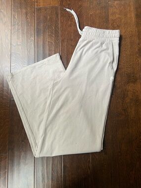 Vuori Essential Halo Wide leg ivory size S 31”